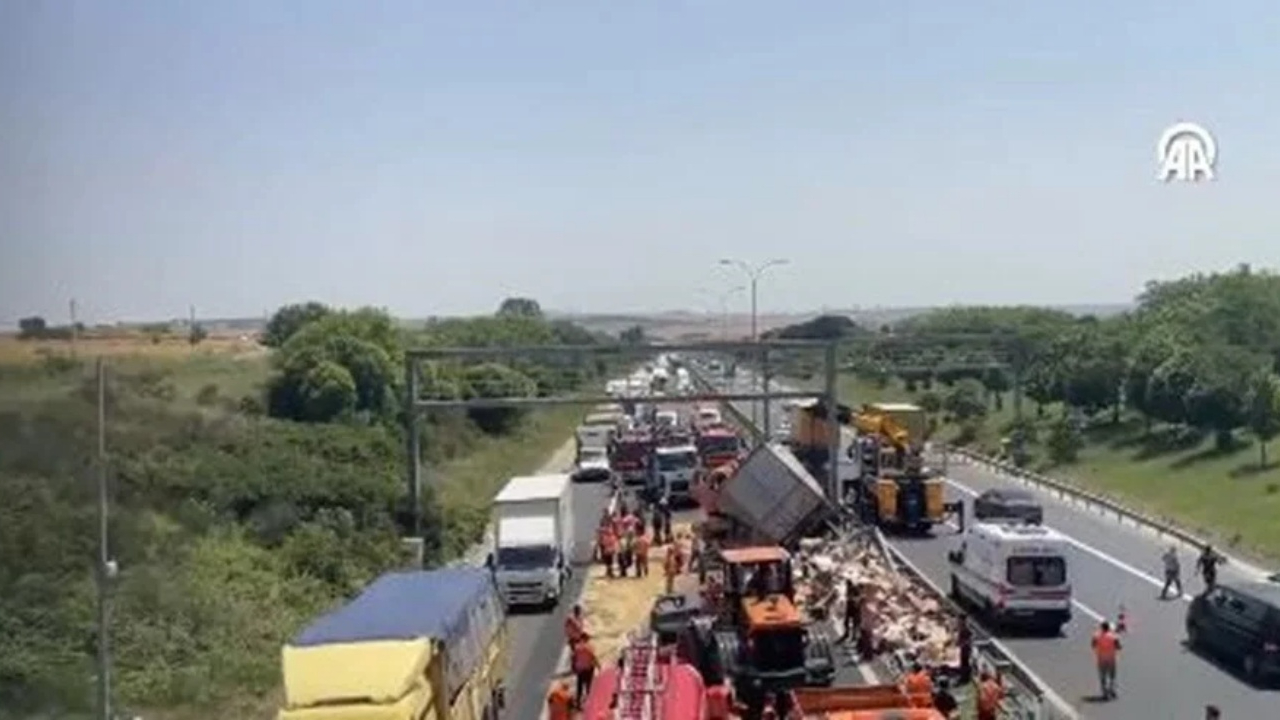 TEM'de feci trafik kazası! İki kamyon çarpıştı: Yaralılar var