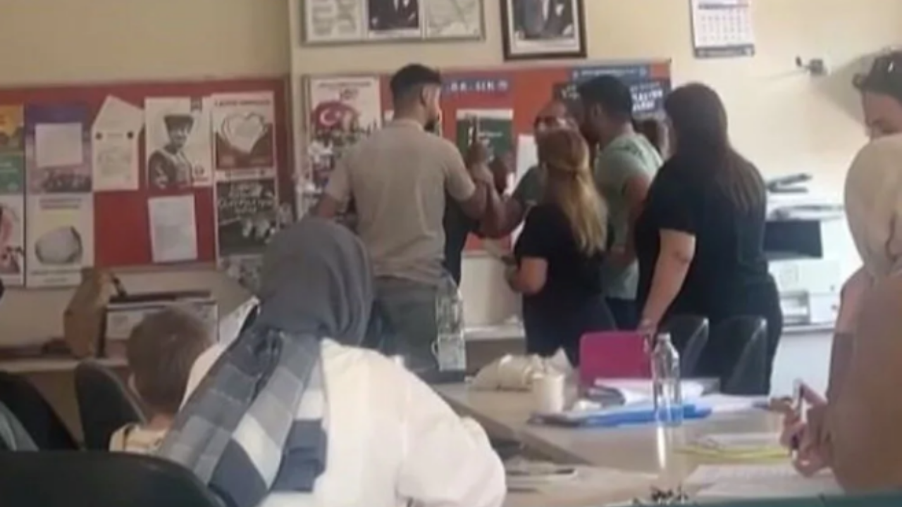 Bakan Tunç duyurdu! Kız kardeşi sınıfta kaldı diye öğretmene saldıran saldırgan tutuklandı