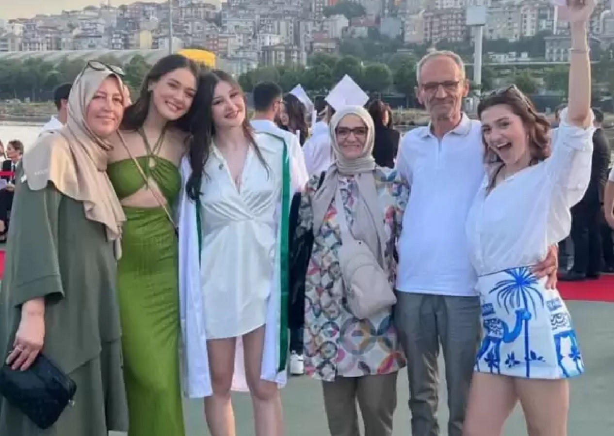 Kız kardeşinin mezuniyetine katılan voleybolcu Zehra Güneş ve ailesi boy uzunlukları ile maşaallah dedirtti!