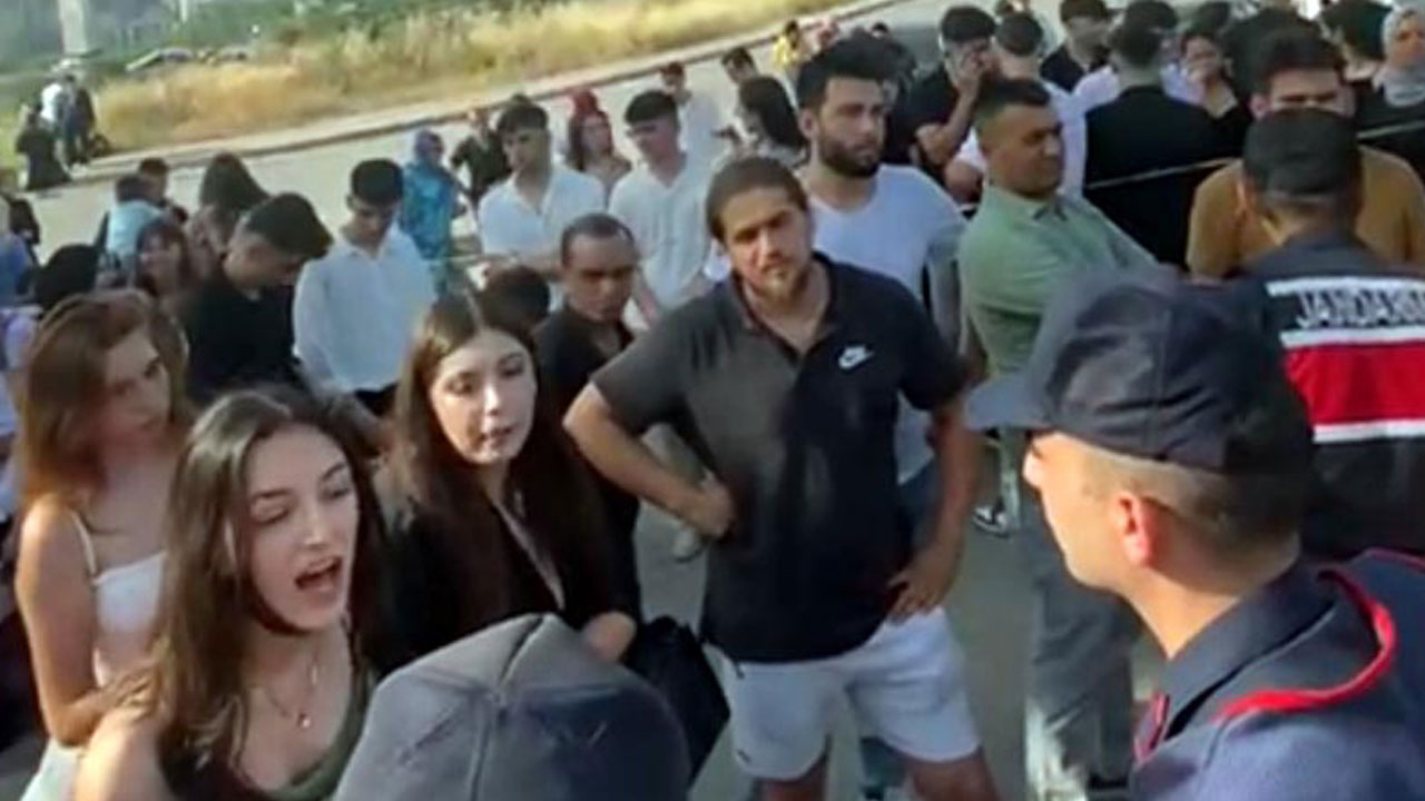 Kocaeli Valiliği’nden, ‘uygunsuz kıyafet’ gerekçesiyle öğrencilerin mezuniyet törenine alınmamasına inceleme