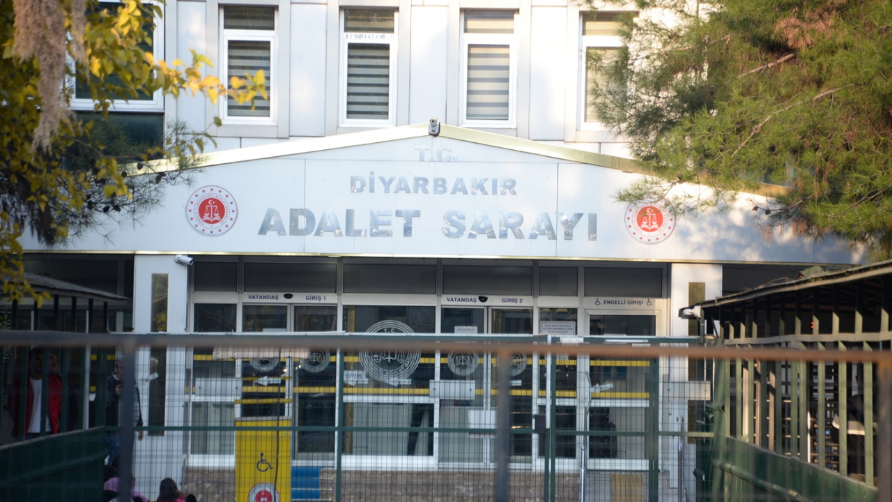 Diyarbakır'da PKK/KCK soruşturması: Eski HDP'li belediye başkanı dahil 6 kişi tutuklandı