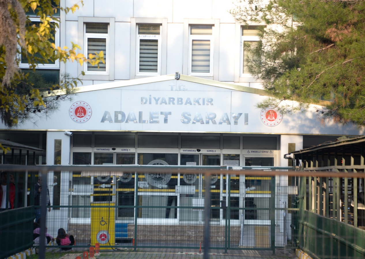 Diyarbakır'da PKK/KCK soruşturması: Eski HDP'li belediye başkanı dahil 6 kişi tutuklandı
