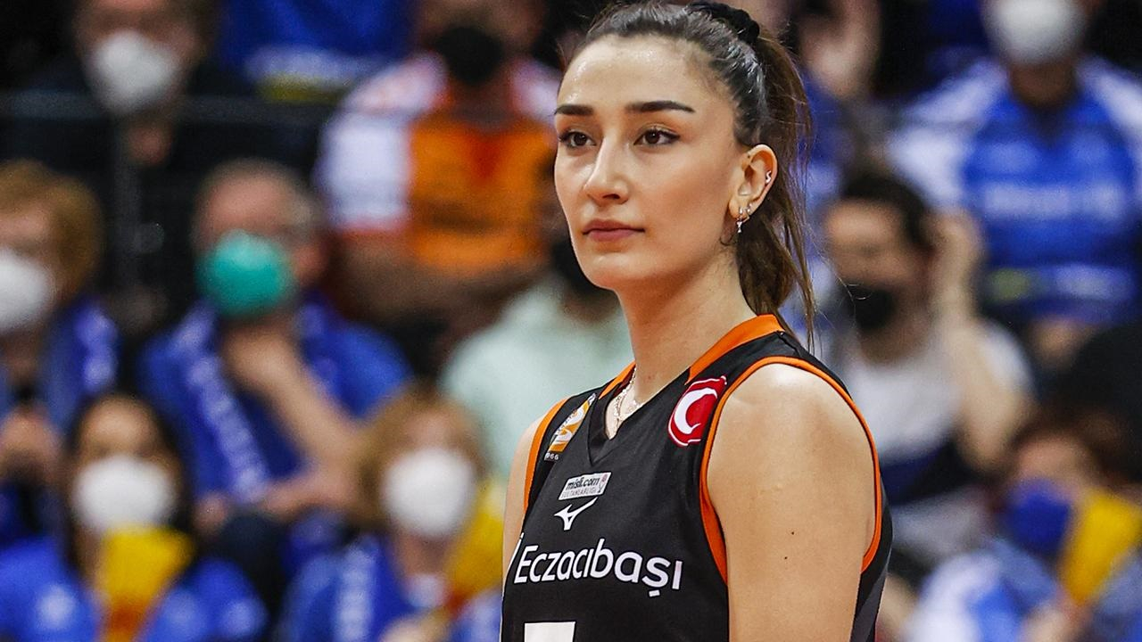Hande Baladın'dan sert hücum! Topun Ajcharaporn'un yüzüne geldiğini görünce rakibinin yanına koştu