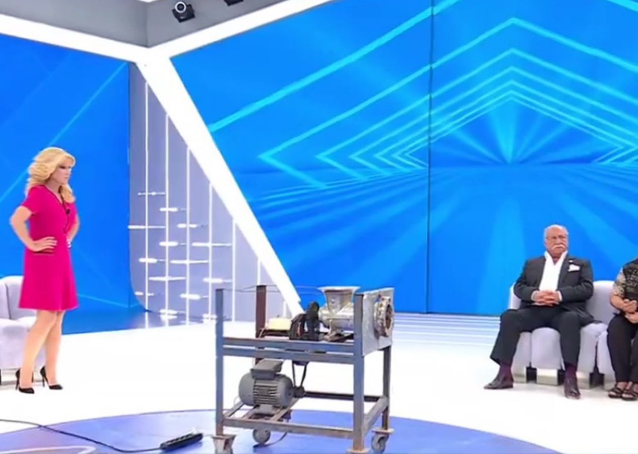Müge Anlı ile Tatlı Sert'te skandal olay! Adam çekildiği söylenen kıyma makinesi stüdyoya getirildi: Sosyal medya kullanıcıları ayağa kalktı