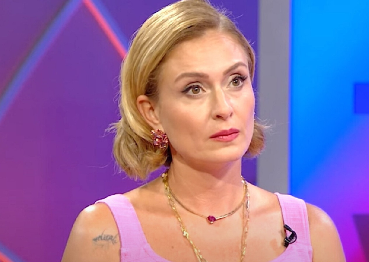 Ceyda Düvenci ve gündemden düşmüyor! Ödül gecesinde Çok Güzel Hareketler ekibi ile gerginlik yaşadı...