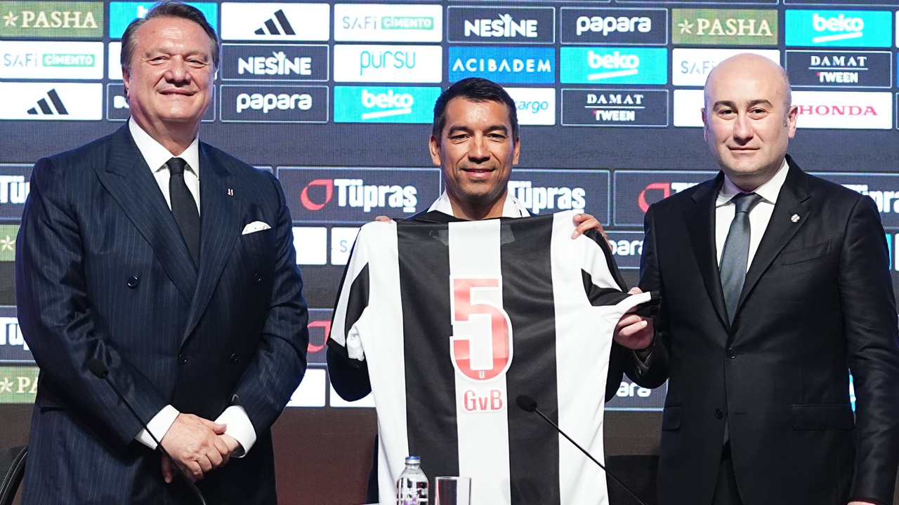 Giovanni van Bronckhorst Beşiktaş'ta resmi imzayı attı! Hollandalı hoca hedeflerini açıkladı