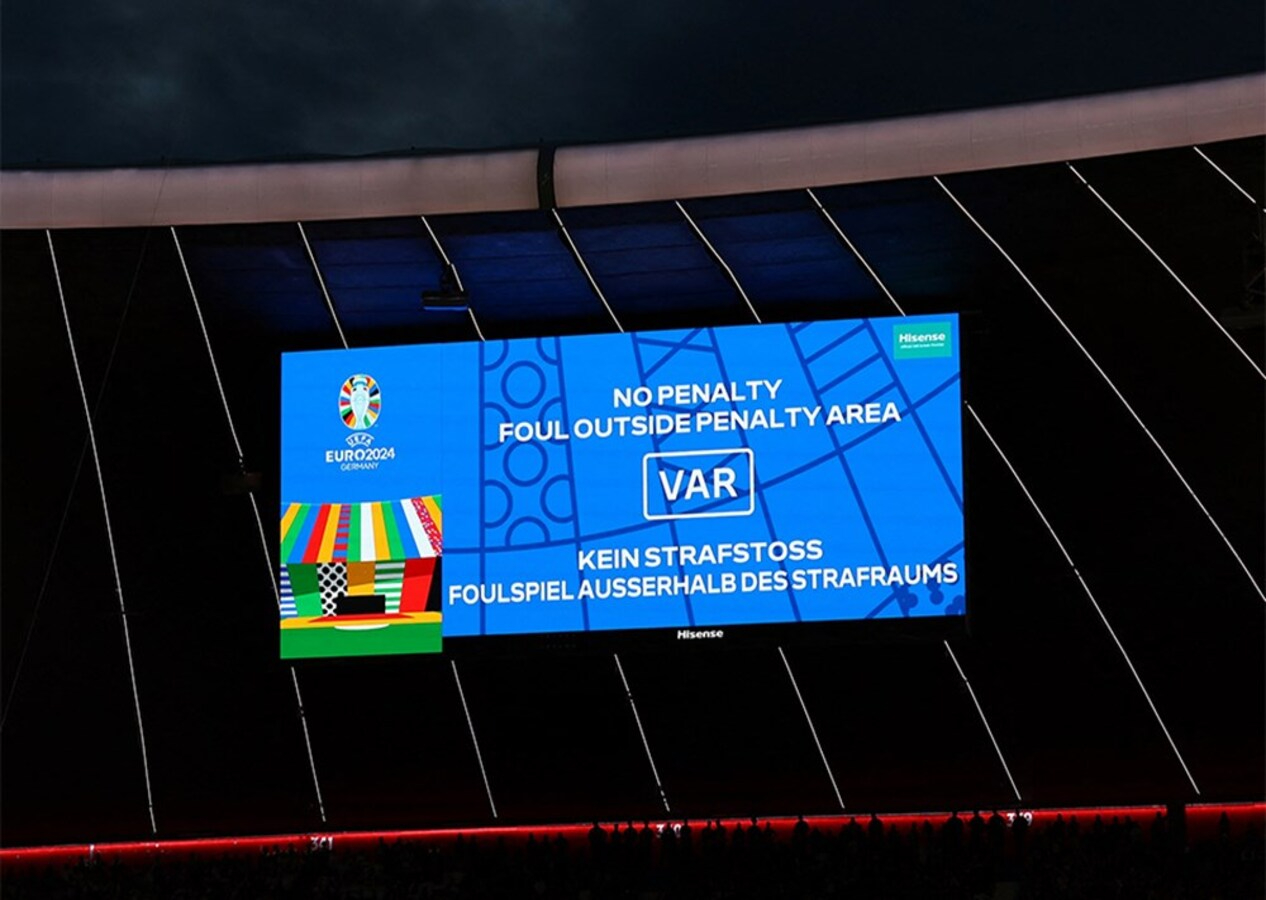 Futbolda bir ilk: VAR kararı stadyumdaki ekranda açıklandı!