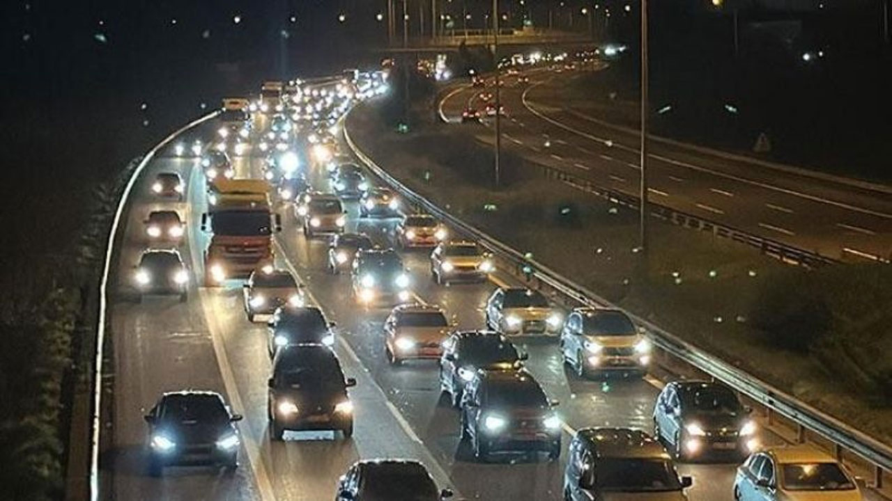 Bayram trafiğine yakalanmak istemeyenler Anadolu Otoyolu'nda akıcı yoğunluk oluşturdu