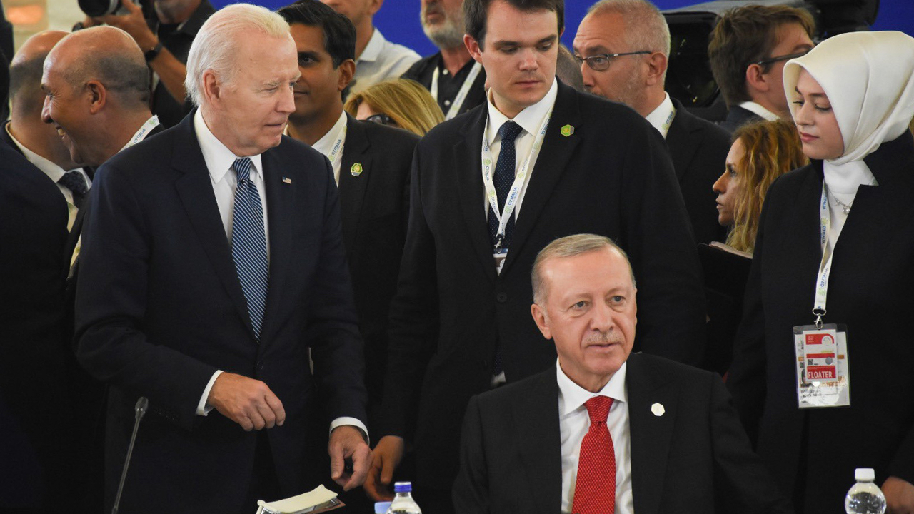 Sosyal medya Cumhurbaşkanı Recep Tayyip Erdoğan ile ABD Başkanı Joe Biden'ın bu fotoğrafını konuşuyor