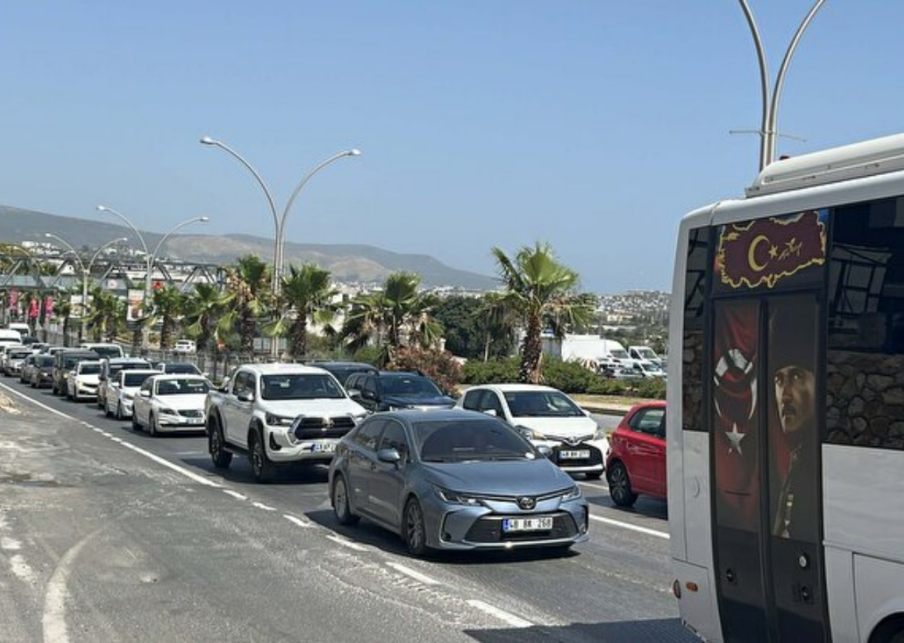 Bayram gelmeden trafik geldi! Tatil beldelerinde trafik kilitlendi