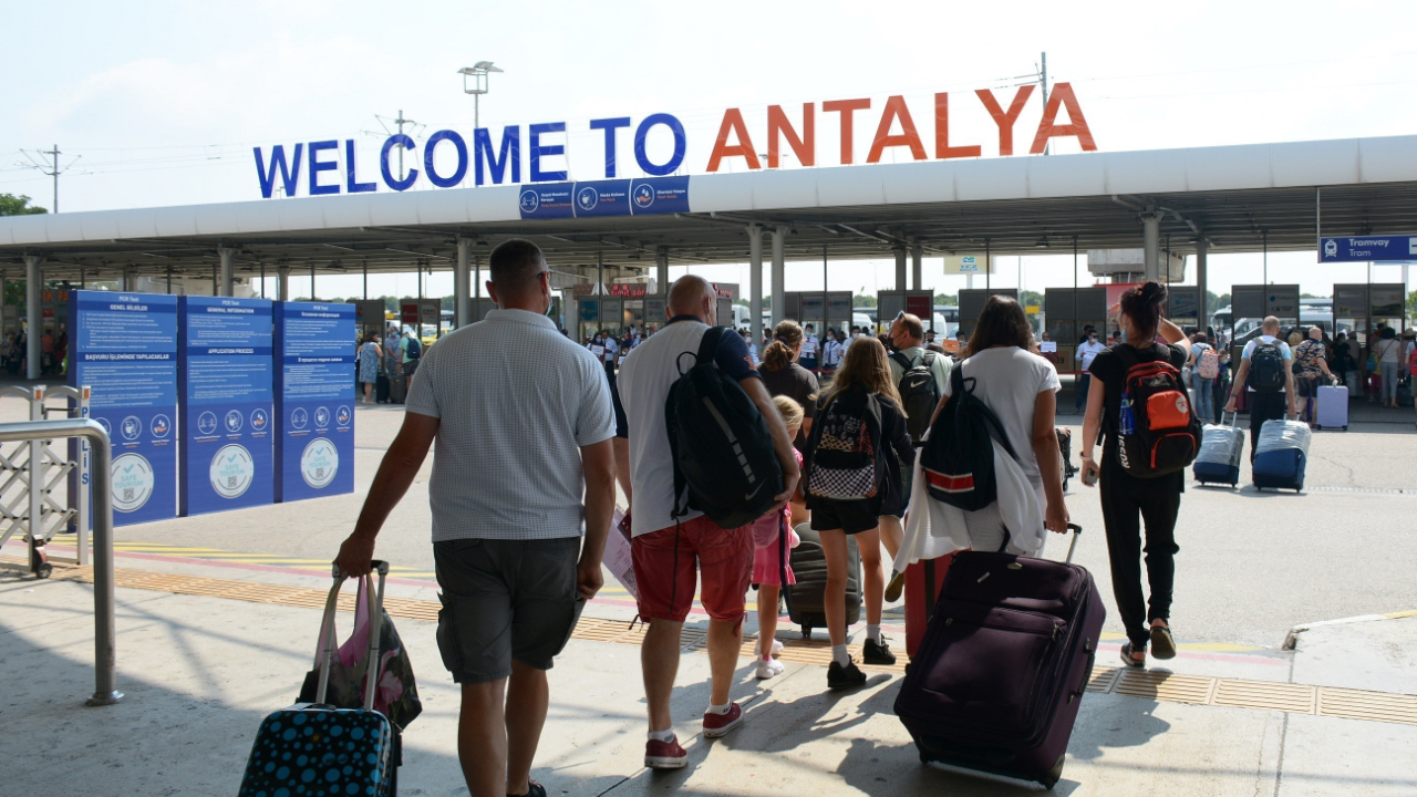 Bakan duyurdu: "Antalya Havalimanında uçak ve yolcu trafiğinde 2024 senesinin rekorunu kırdık"