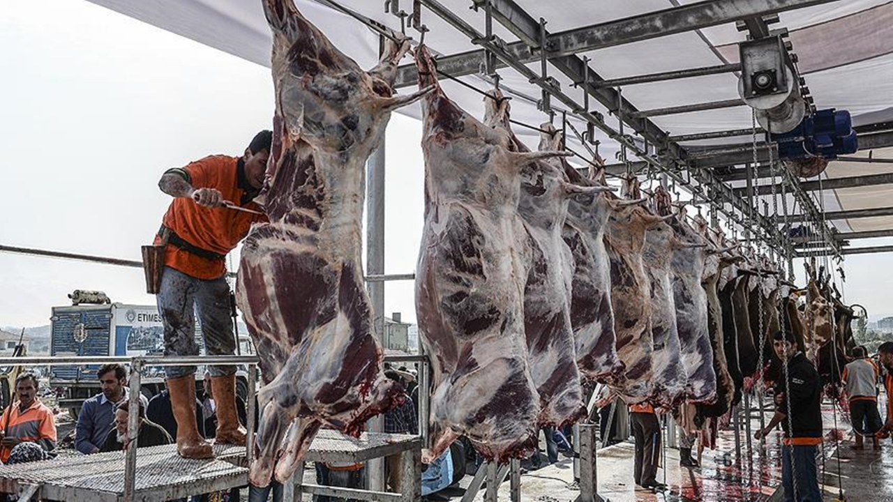 Kurban keserken kalp krizi geçirdi, elindeki bıçağın üzerine düşerek can verdi