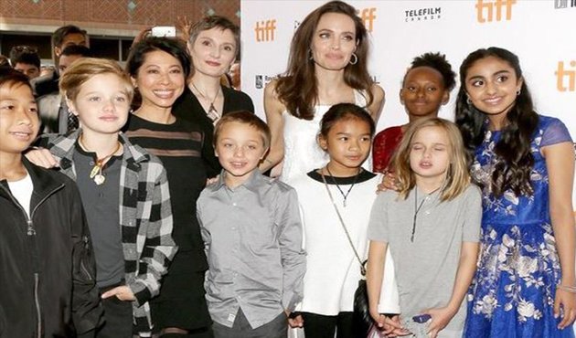 Çocukları kırmızı halıda Angelina Jolie'yi yalnız bırakmadı!