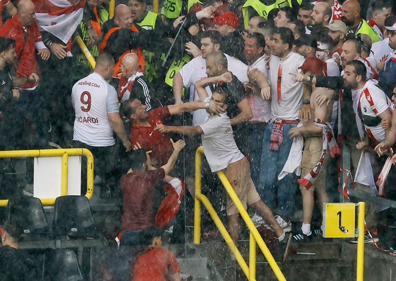 Türkiye - Gürcistan maçı öncesi tribünlerde kavga!