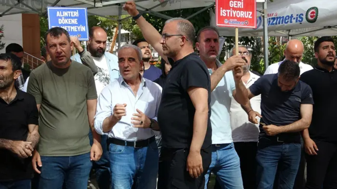 DEM Partili Van Büyük Şehir Belediyesi'nin işten çıkardığı işçilerin eylemi devam ediyor