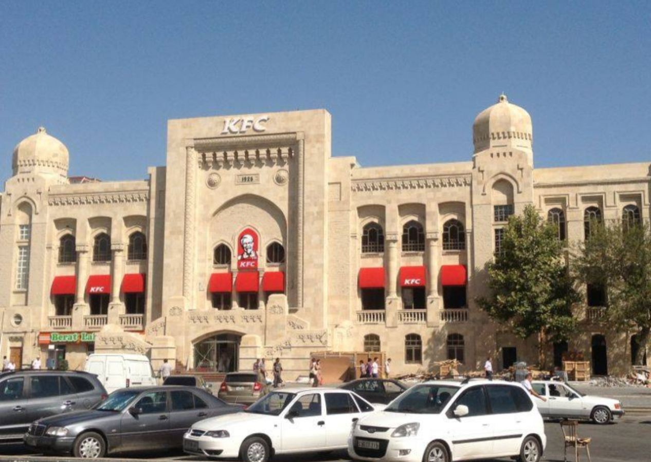 İsrail daha çok müslüman öldürür! Hacılar İşgalci İsrail’i açıkça destekleyen KFC mağazasında uzun kuyruklar oluşturuyor