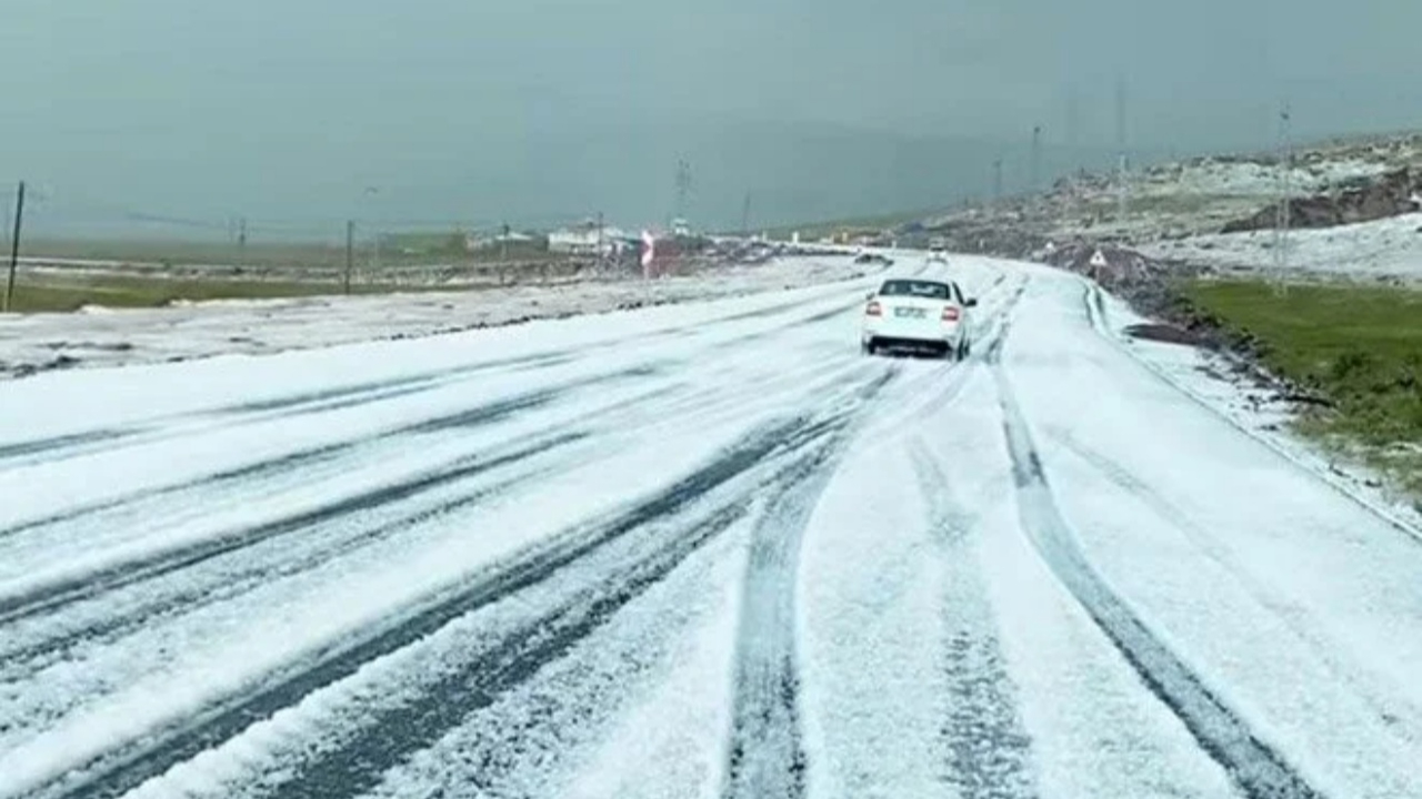 Ardahan'da aniden dolu bastırdı! Yollar beyaza büründü