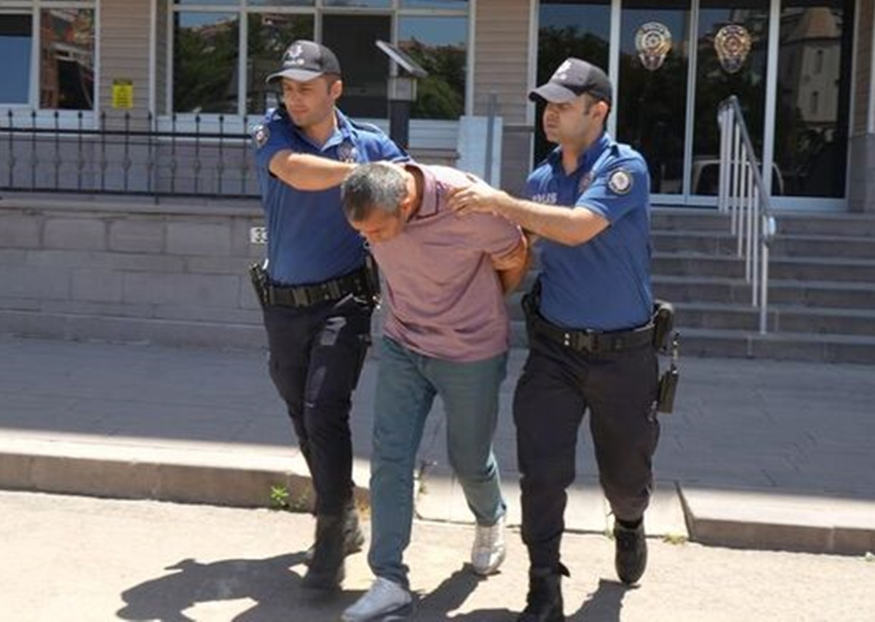 Trafikte taşkınlığın cezası... Alkollü sürücü, polise mukavemet ve cumhurbaşkanına hakaret suçundan tutuklandı