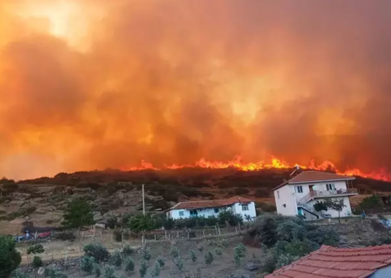 Manisa’da orman yangını! 2 mahalle tedbir amaçlı boşaltıldı
