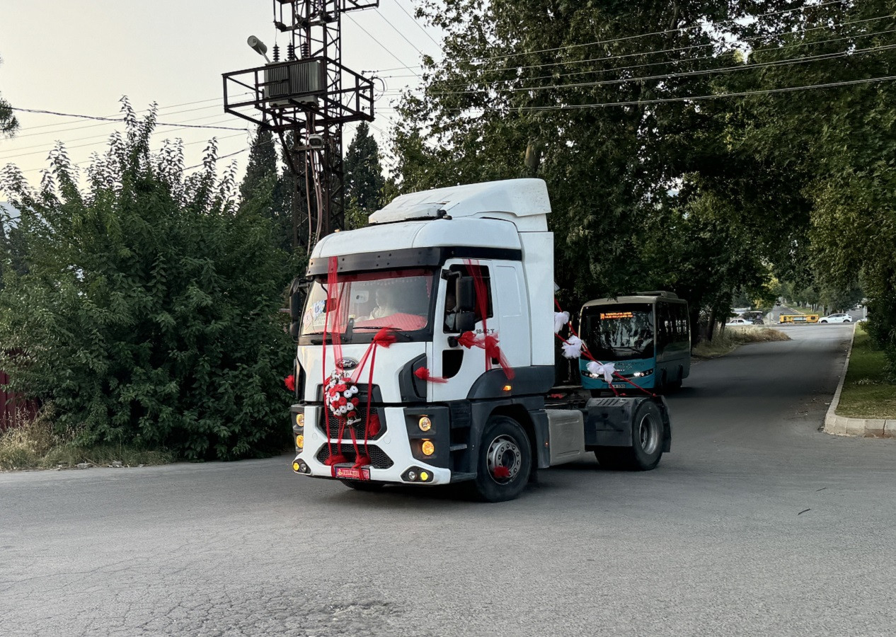 Kahramanmaraşlı şoför çalıştığı tırı gelin arabası yaptı! İşte o anlar...