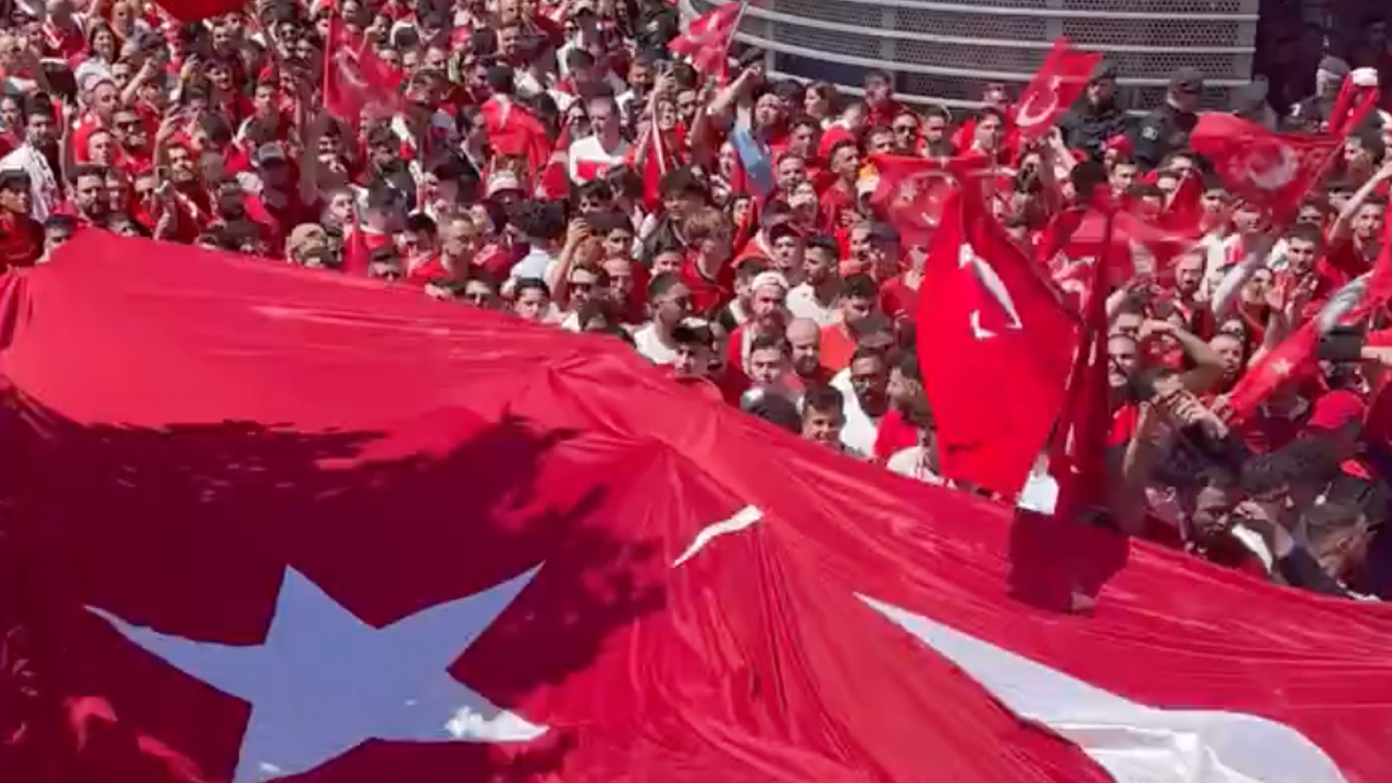 Türk taraftarlar Almanya'yı kırmızı beyaza bürüdü! Dortmund sokaklarında 'Ölürüm Türkiyem' şarkısı