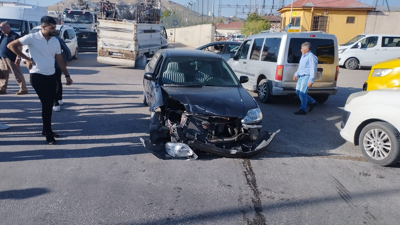 Van'da iki trafik kazasında 1 çocuk öldü, 16 kişi yaralandı