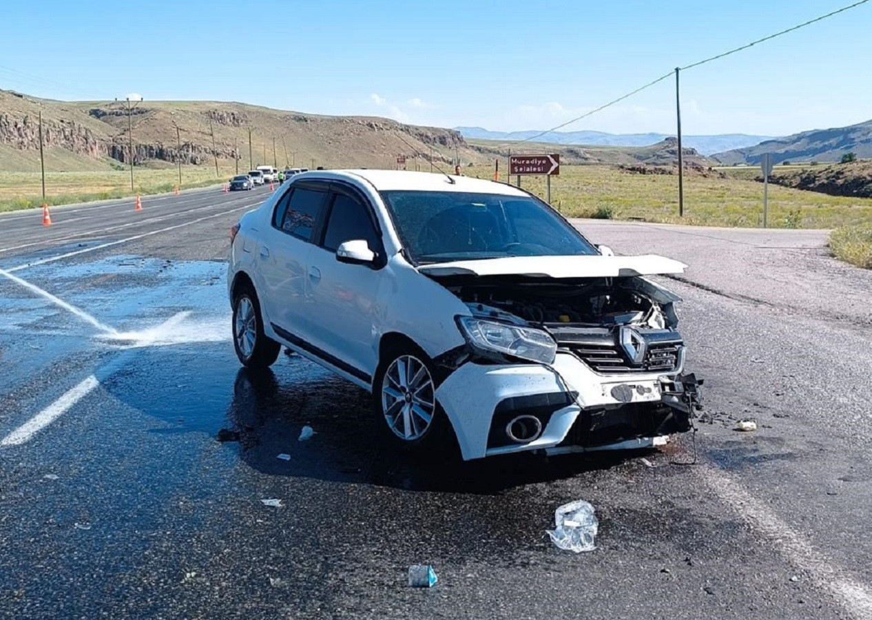 Van'da iki trafik kazasında 1 çocuk öldü, 16 kişi yaralandı