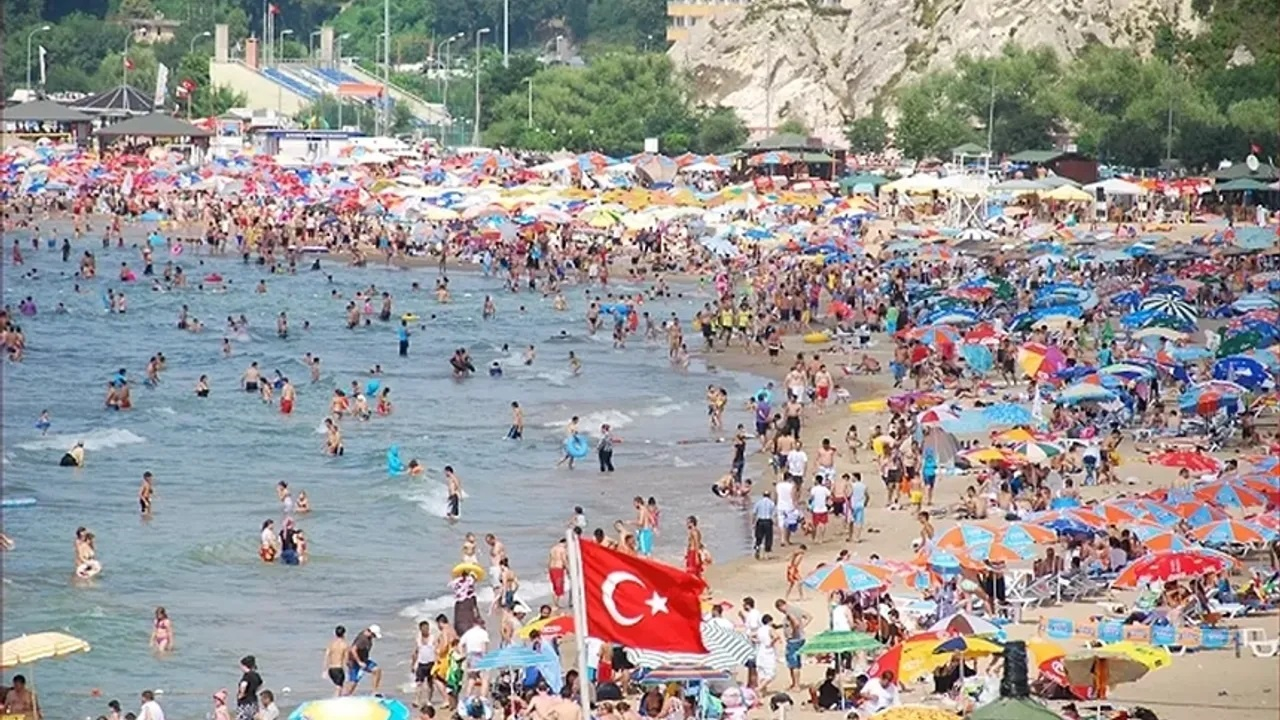 Öncel Öziçer'in Alaçatı paylaşımı gündem oldu! 'Çin denizine dönen plajlar, kapalı evlerin havuzlarına girip piknik yapan insanlar!'