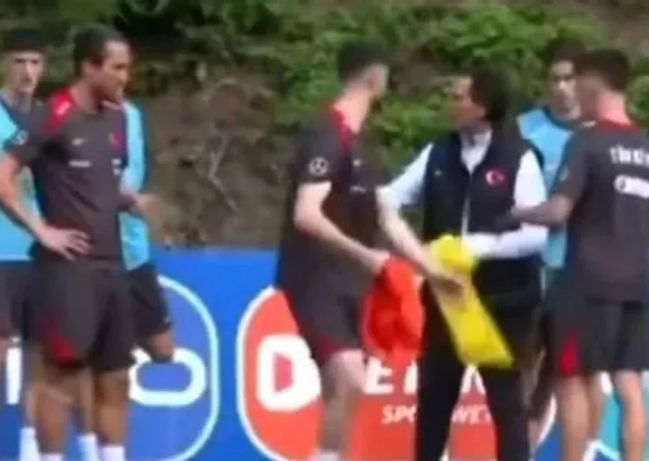 Montella, Arda Güler'in elinden yeleğini aldı
