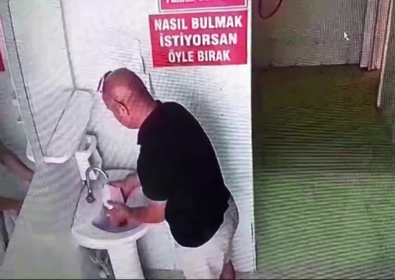 Akıl almaz hırsızlık! Cami tuvaletinden sabunluk çaldı, lüks aracına binip kaçtı