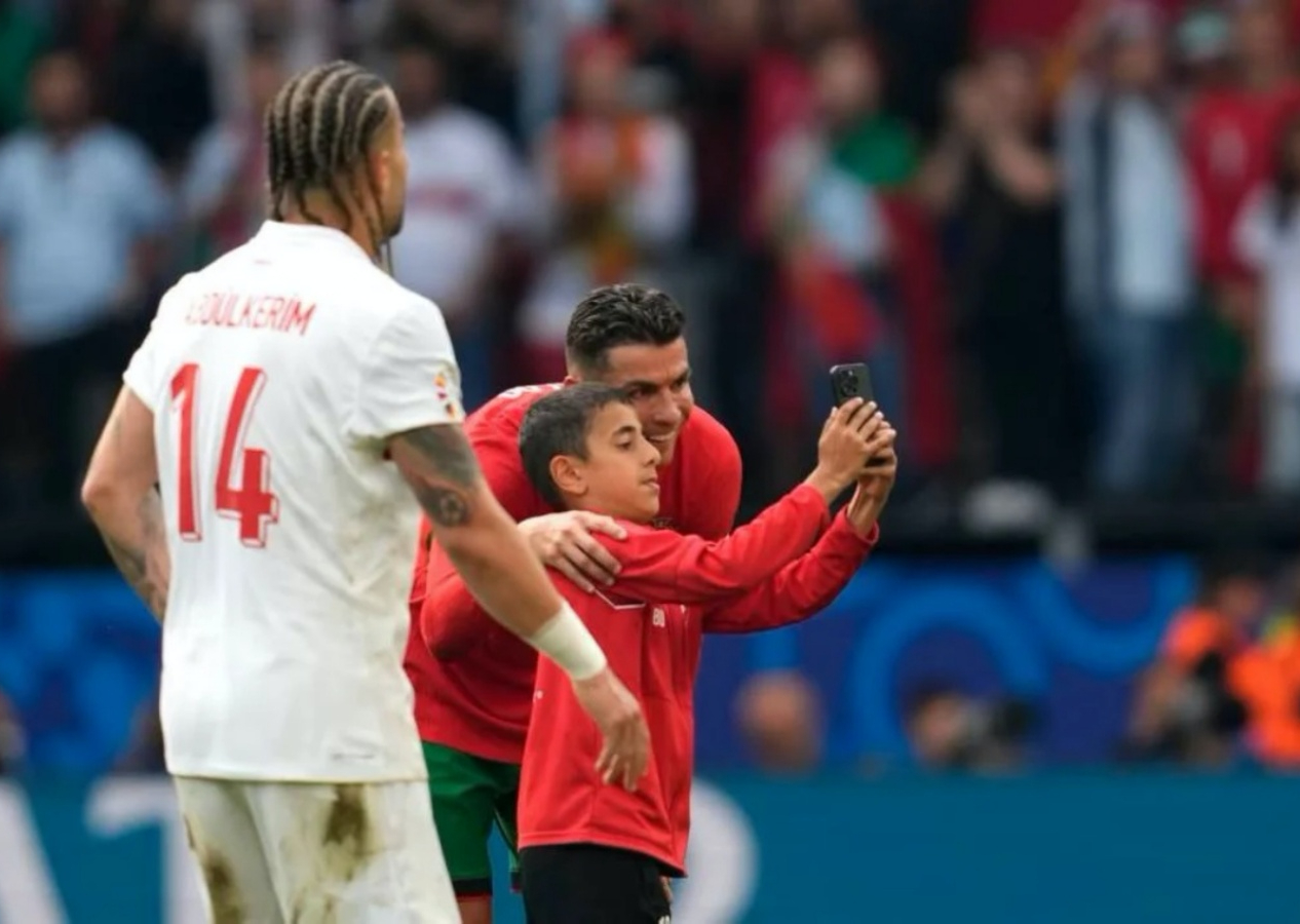 Dünya bu çocuğu konuşuyor! Sahaya atlayıp Ronaldo ile selfie çekti! O çocuk Türk çıktı