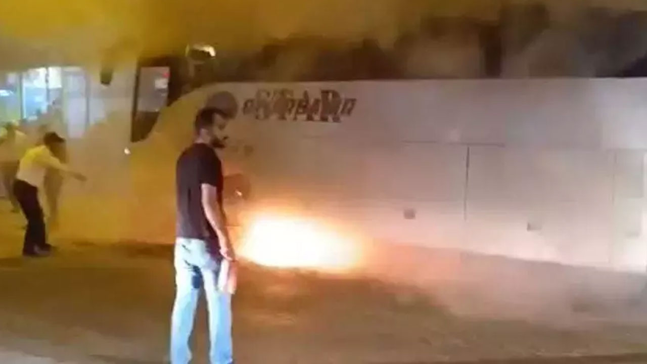 Seyir halindeki yolcu otobüsü alev alev yandı