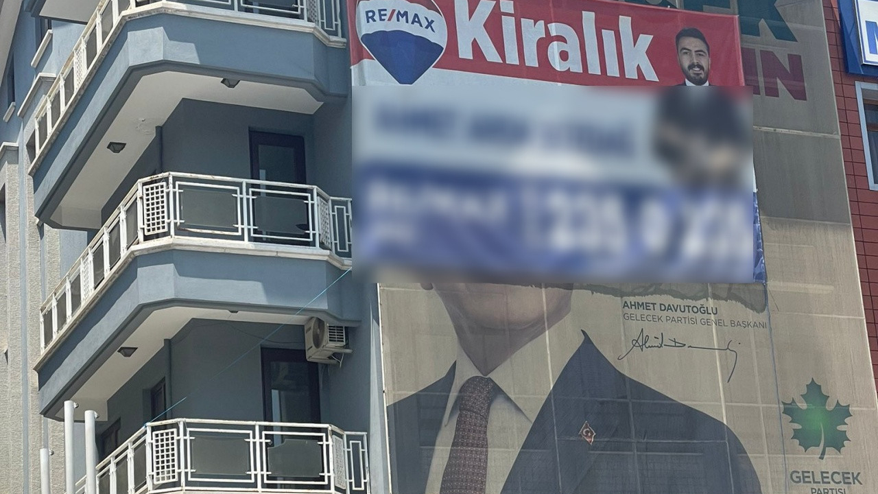 Ahmet Davutoğlu'nun fotoğrafının üstüne 'kiralık' tabelası asıldı!