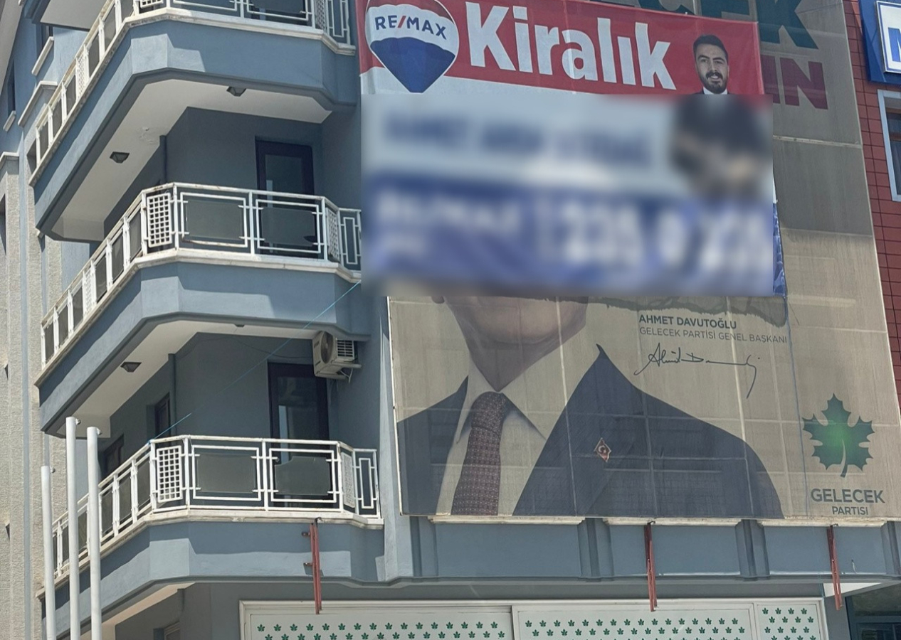 Ahmet Davutoğlu'nun fotoğrafının üstüne 'kiralık' tabelası asıldı!