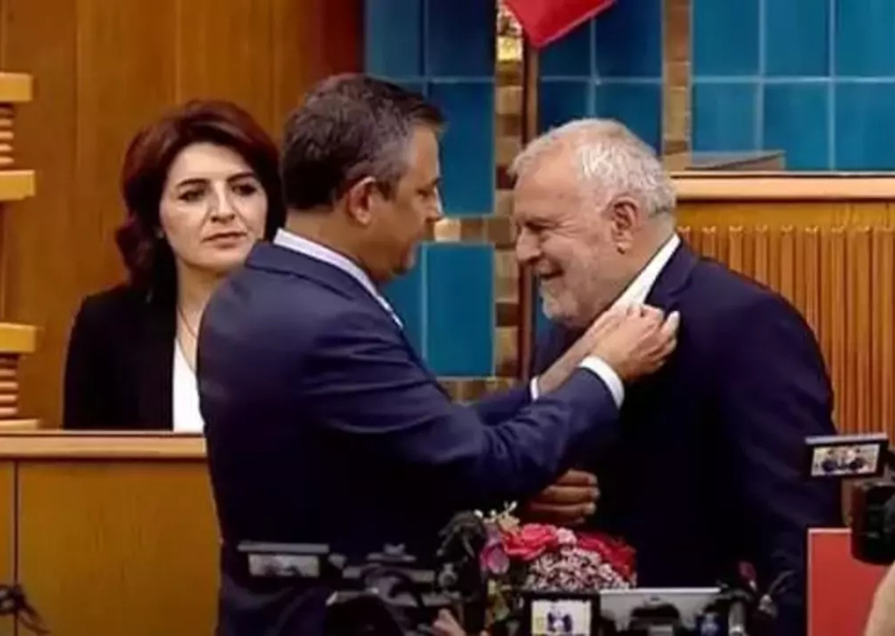 HDP'li eski vekil CHP'ye katıldı... Rozetini Özgür Özel taktı