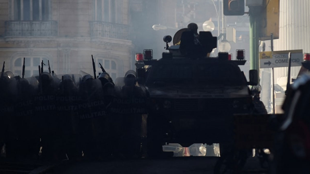 Bolivya'da yeni atanan ordu komutanının emri üzerine, darbe girişiminde bulunan askerler geri çekildi