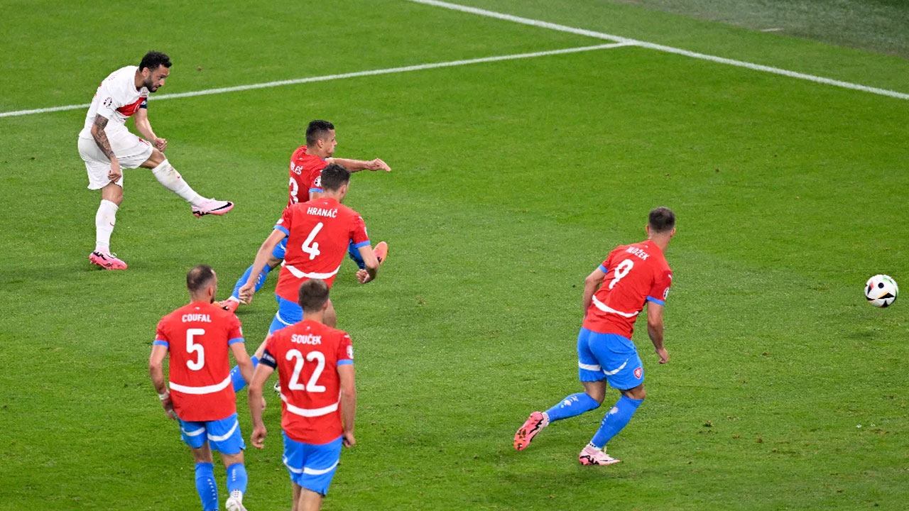 Hakan Çalhanoğlu, "üçüncü grup maçlarının en iyi golü" kategorisinde aday gösterildi