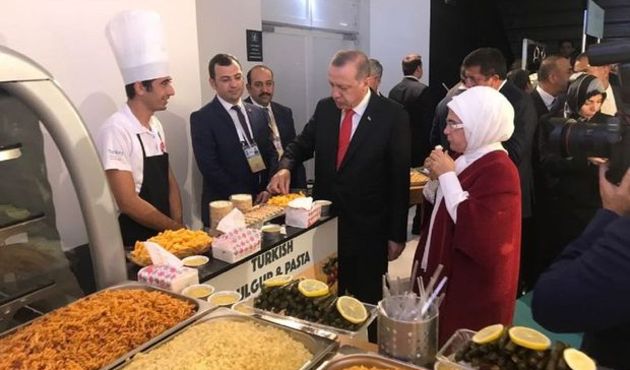 Cumhurbaşkanı Erdoğan bulgurdan yapılan bisküviyi çok beğendi!