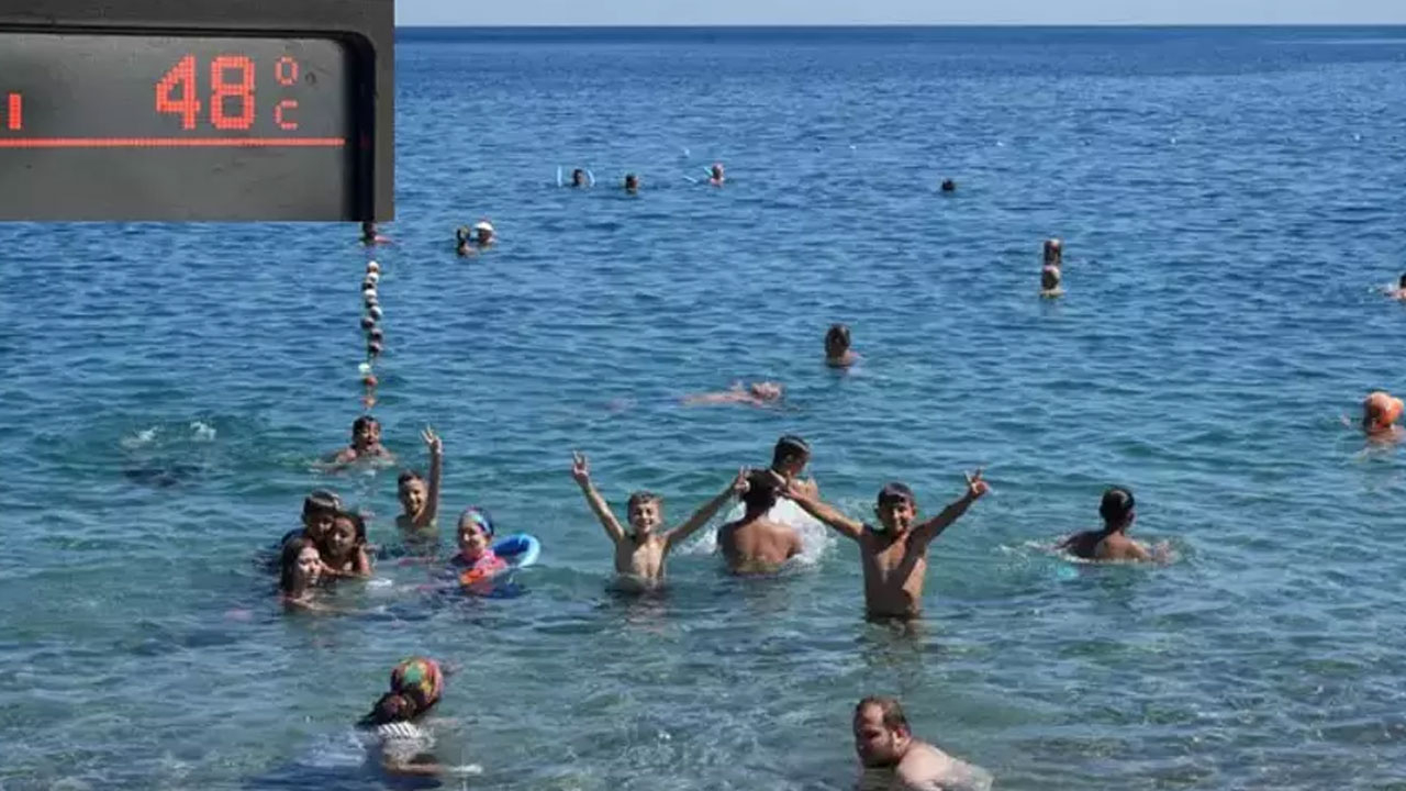 Antalya resmen yanıyor! Araçlar 48 dereceyi gösterdi, denizler doldu taştı