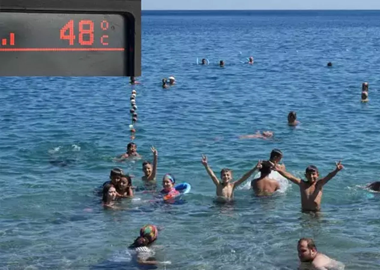 Antalya resmen yanıyor! Araçlar 48 dereceyi gösterdi, denizler doldu taştı