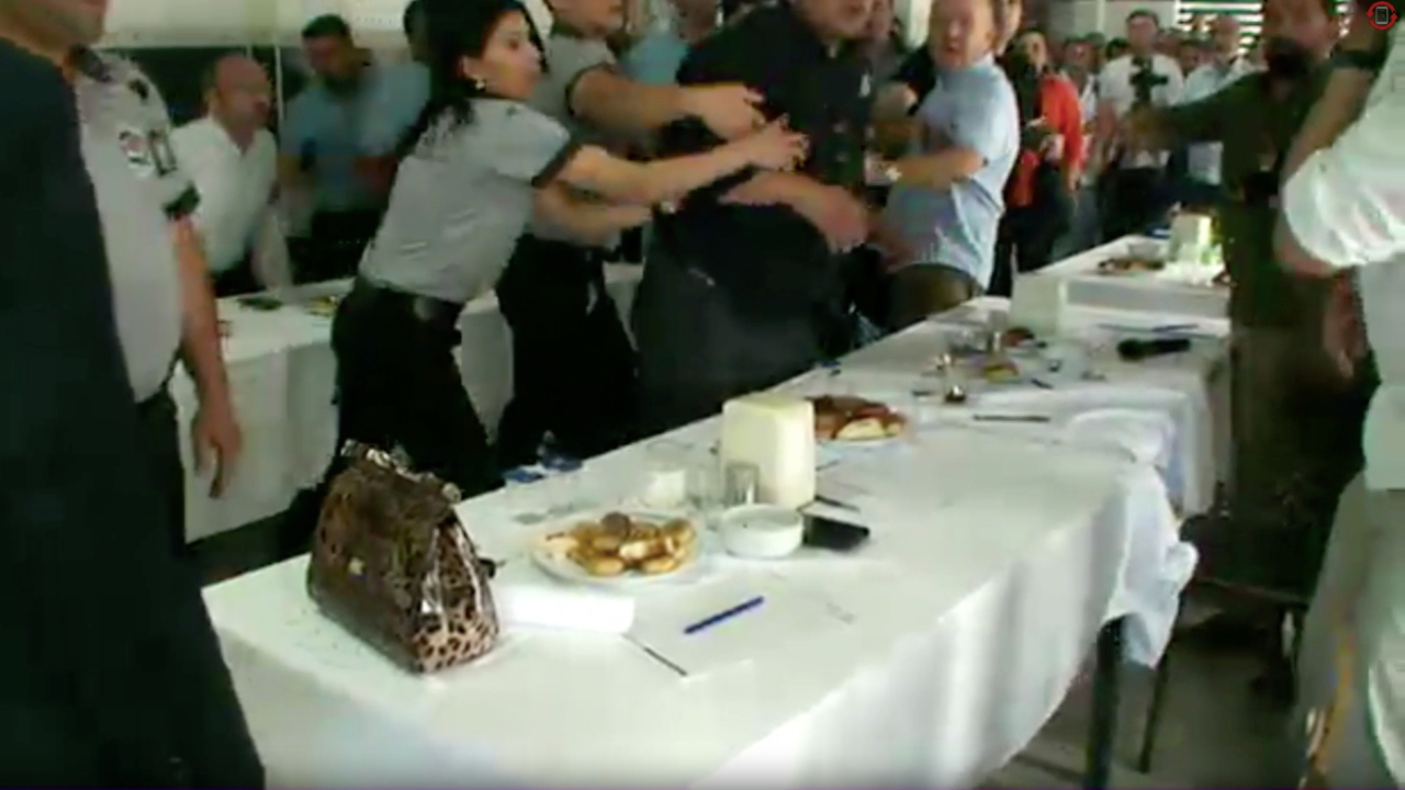 Uşak Seramik Genel Kurulu'nda şirketin borsa yatırımcılarına şiddet!