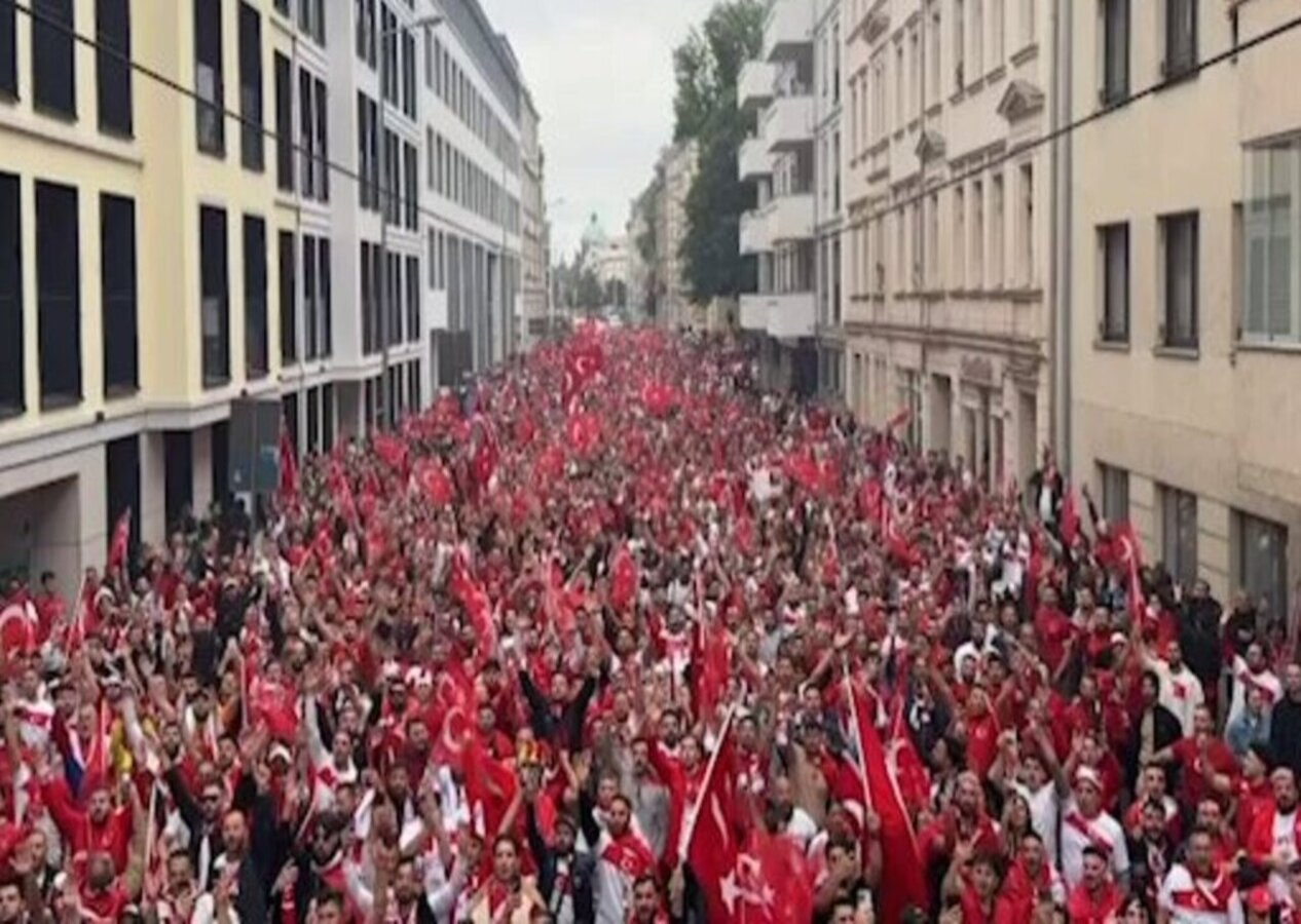 Milli maç öncesi Leipzig'de yer gök kırmızı-beyaz!