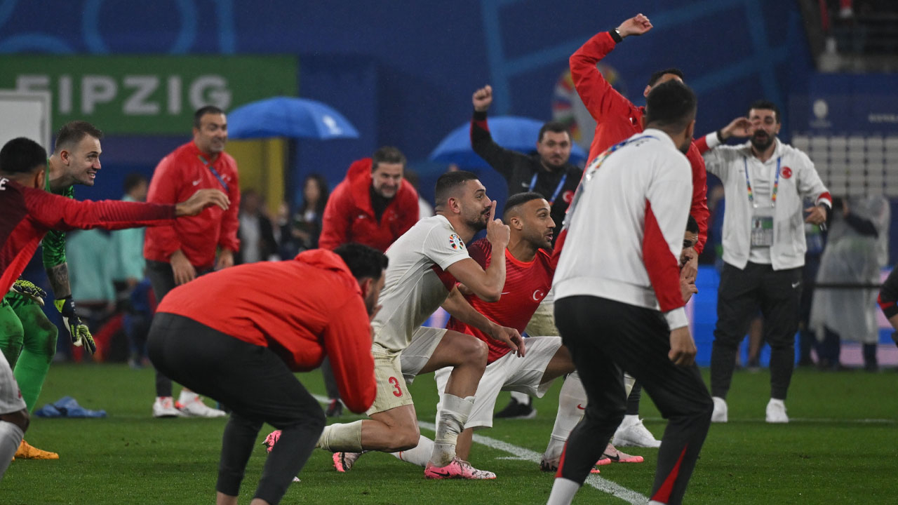 Siyasilerden peş peşe A Milli Futbol Takımına tebrik mesajları