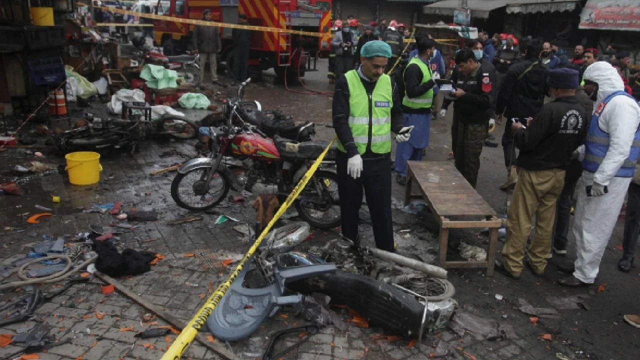 Pakistan'da bombalı saldırı! Biri eski senatör 3 kişi öldü