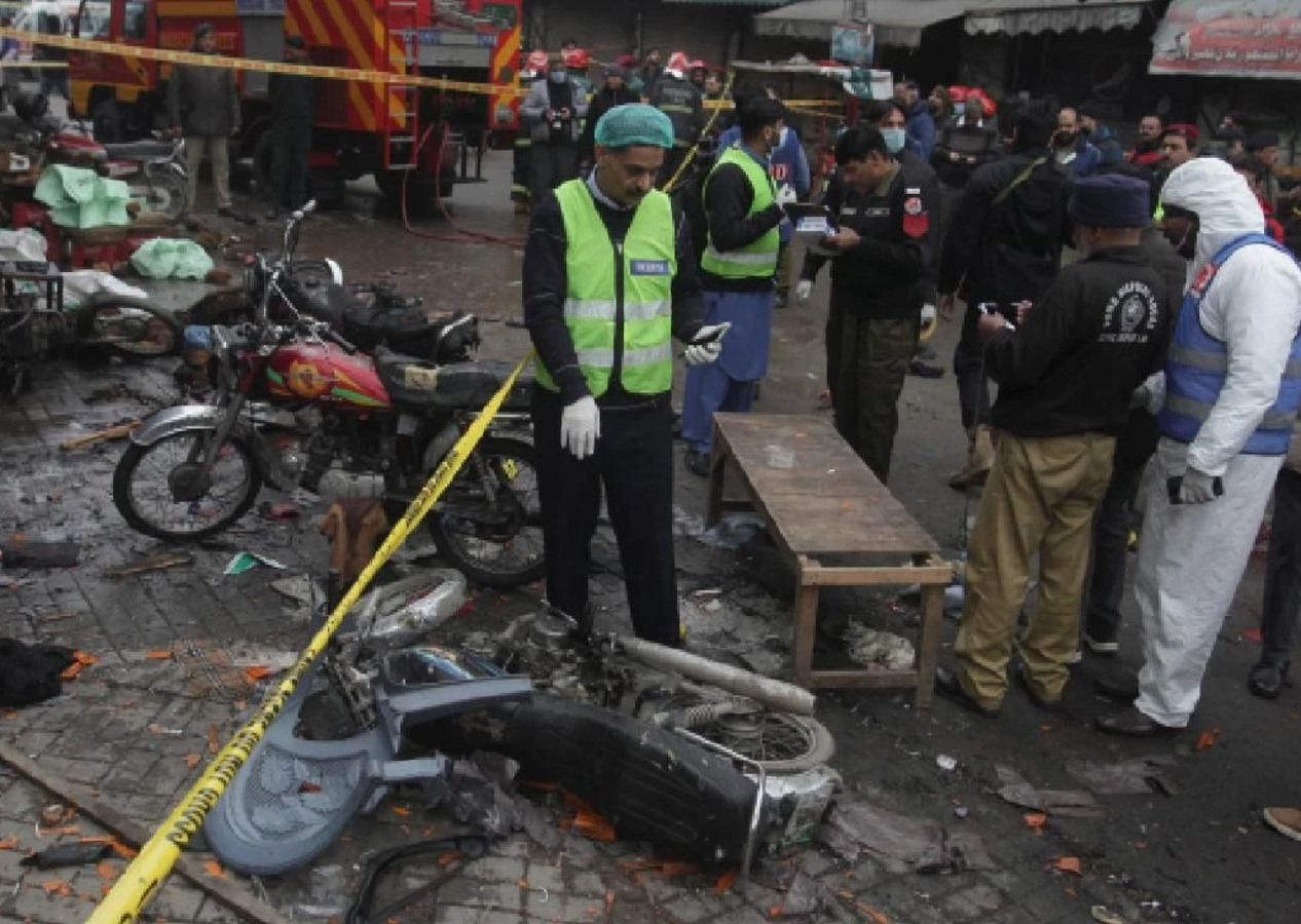 Pakistan'da bombalı saldırı! Biri eski senatör 3 kişi öldü