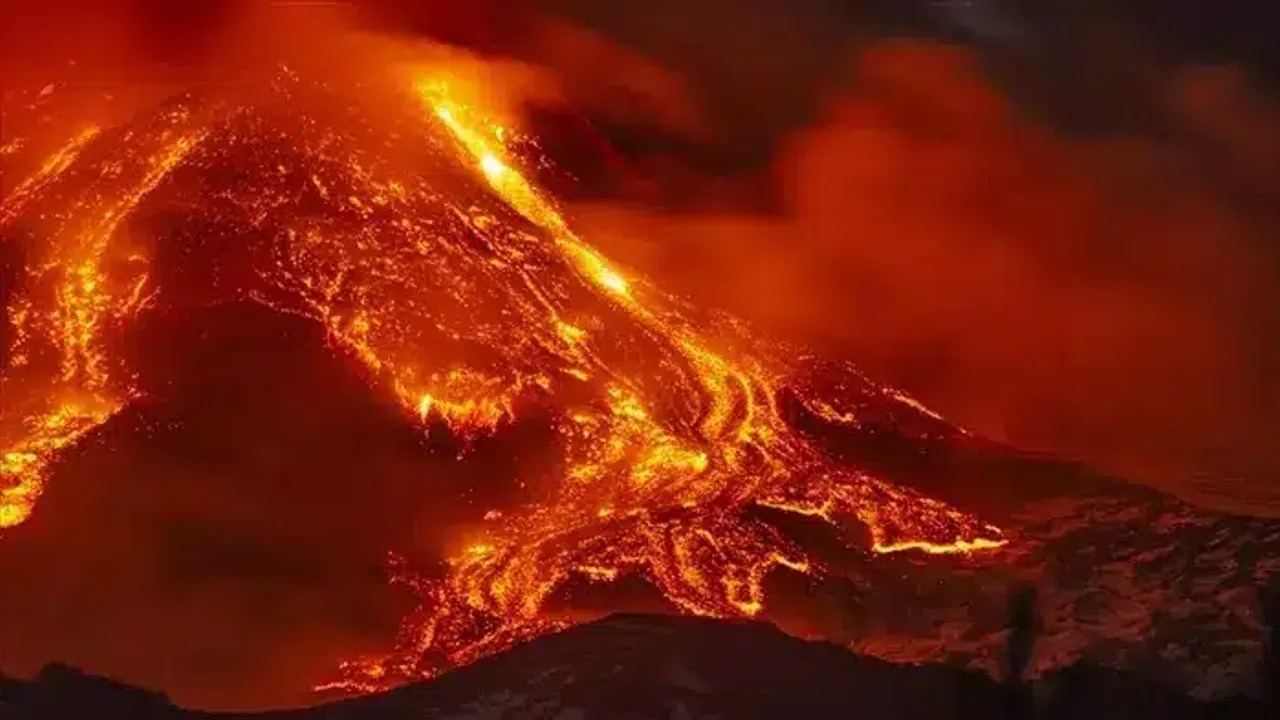 İtalya’daki Etna ve Stromboli Yanardağı’nda hareketlilik sürüyor: Uçuşlar askıya alındı