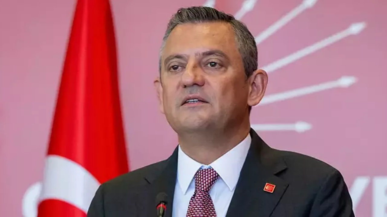 Skandal benzetme! Özgür Özel, bozkurt işareti ile PKK'nın zafer işaretini aynı kefeye koydu!