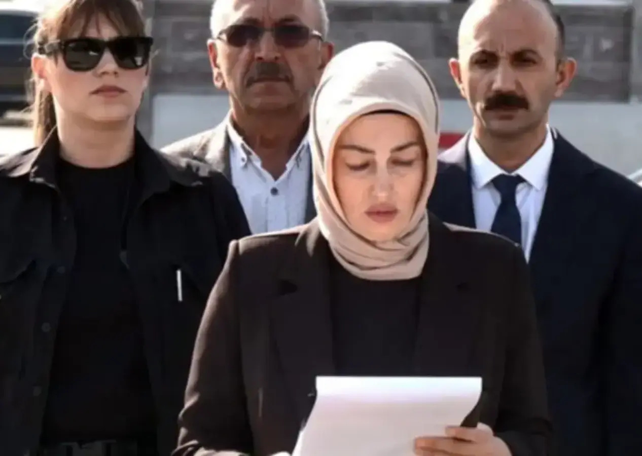 Çelik yelekli Ayşe Ateş, güneş gözlüğünü bile devletin koruma polisine tutturuyor!