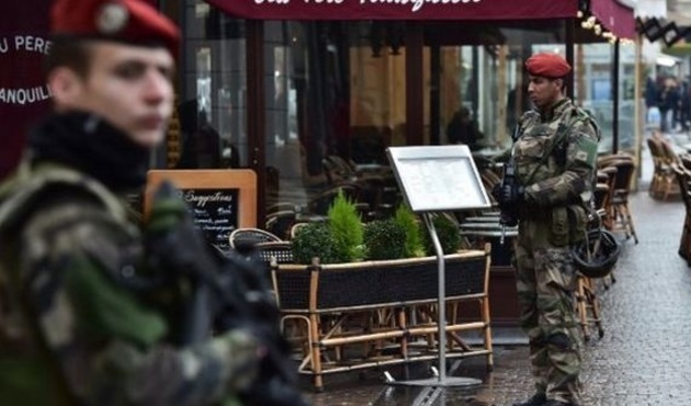 Fransa'da devriye gezen askerlere saldırı!