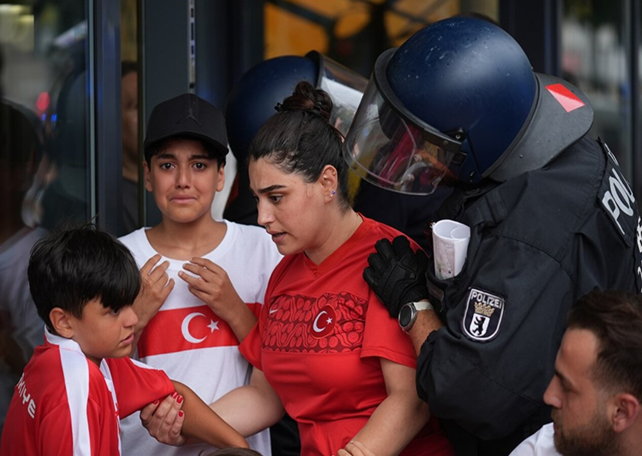 Alman polisinden Berlin'de, Türk taraftarlara çirkin müdahale: Yaş ve cinsiyet gözetmediler!